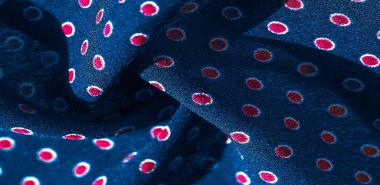 Doku arka planı, desen, kırmızı benekli mavi ipek kumaş. Açık ve yumuşak saten kolye tasarımın için mükemmel, online projeler. Ekran koruyucuları ve duvar kağıtları için de mükemmel..