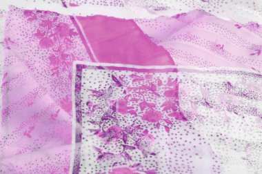 Doku arka planı, kadın şalı. Gülüşünde kırmızı çiçekler, hafif eşarplar, plaj havluları İnternet için zarif bir tasarım: moda çiçekleri, desenler, şallar.,