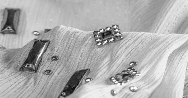 Arkaplan tasarımı dokusu, ipek desen, dekoratif taşlarla kaplı beyaz kumaş.