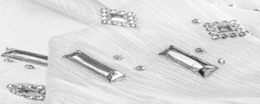 Arkaplan tasarımı dokusu, ipek desen, dekoratif taşlarla kaplı beyaz kumaş.