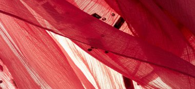 Arkaplan tasarımı dokusu, ipek desen, pembe kumaş ve dekoratif işlemeli taşlar.