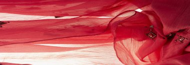 Arkaplan tasarımı dokusu, ipek desen, pembe kumaş ve dekoratif işlemeli taşlar.