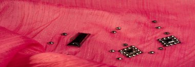 Arkaplan tasarımı dokusu, ipek desen, pembe kumaş ve dekoratif işlemeli taşlar.