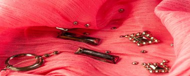 Arkaplan tasarımı dokusu, ipek desen, pembe kumaş ve dekoratif işlemeli taşlar.