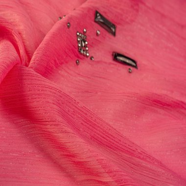 Arkaplan tasarımı dokusu, ipek desen, pembe kumaş ve dekoratif işlemeli taşlar.