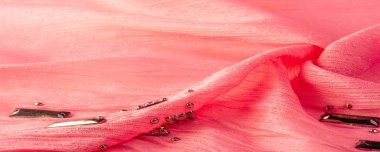 Arkaplan tasarımı dokusu, ipek desen, pembe kumaş ve dekoratif işlemeli taşlar.