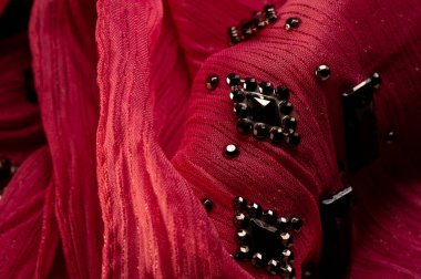 Arkaplan tasarımı dokusu, ipek desen, pembe kumaş ve dekoratif işlemeli taşlar.