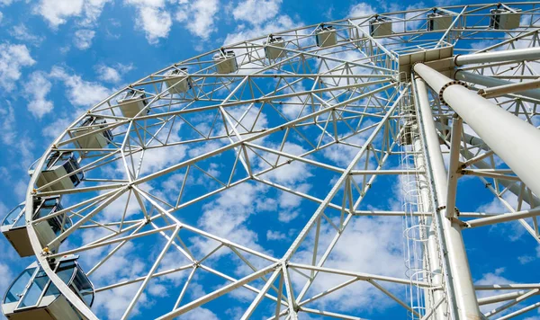 페리스 Ferris Wheel 그라운드 라이드 Fairground Ride 가장자리에 매달려 바퀴로 — 스톡 사진