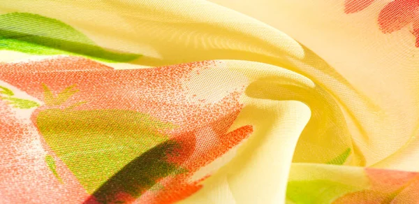 纹理背景 米黄色丝绸面料 红色玫瑰印花 这种带有印花的丝绸轻质面料非常适合您的项目 网络装饰 颜色包括米黄色 绿色和红色 — 图库照片