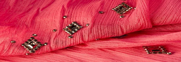 Конструкция Фона Шелковый Узор Розовая Ткань Приклеенными Декоративными Камнями — стоковое фото