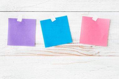 Bir ileti için bekleyen Not üç renkli parça kağıt