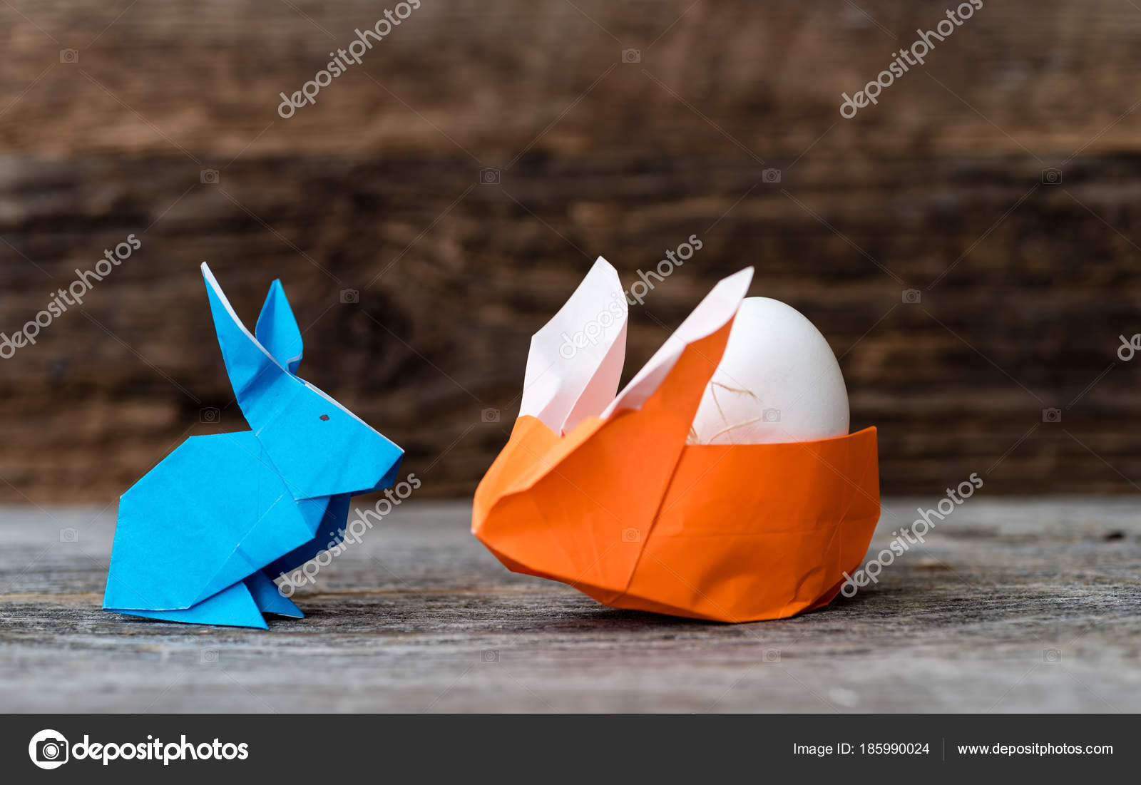 Blau Und Orange Origami Kaninchen Mit Ei Stockfoto