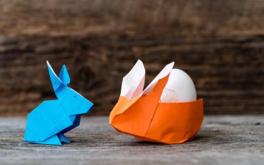 Mavi ve turuncu Origami tavşan yumurta ile
