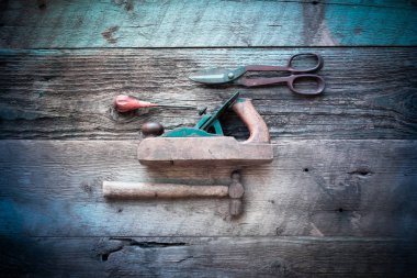 toplama-in antika, yıpranmış vintage alet çekiç, tığ, teneke snips ve yıpranmış ahır tahta arka plan ile vurdu karşı ahşap blok uçak dahil olmak üzere, genel gider görüntü işlemi çapraz ve filtre skeç