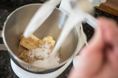 Kase karıştırma için beyaz şeker ekleyerek