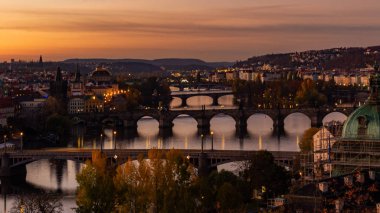 Panorama, Prag, Çek Cumhuriyeti, Manes Köprüleri, Charles Köprüsü ve Lejyon Köprüsü üzerinde havadan görünümü üzerinde şafak. Sabah ruh hali kavramı.