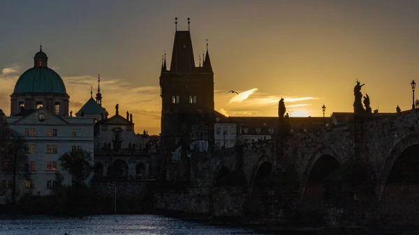 Ponte Charles ao pôr-do-sol. Praga.República Checa — Fotografia de Stock