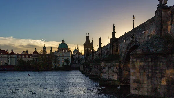 Charles Bridge bij zonsondergang. Prague.Czech Republiek — Stockfoto