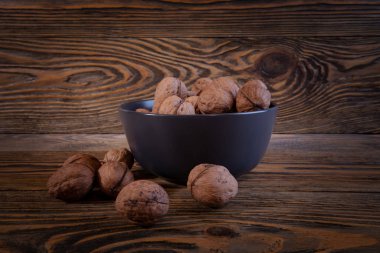 Ceviz çekirdekleri ve eski ahşap masadaki cevizler.