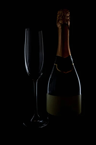 Bouteille de thé vide en verre de champagne sur fond noir, magazine et photo commerciale avec place pour le texte ou le design, festival et photographie festive de nourriture et de boissons — Photo