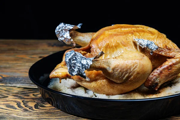 El pollo recién frito del horno casero, sobre el fondo negro, el primer plano, la profundidad superficial del campo. Concepto, cocina casera . — Foto de Stock