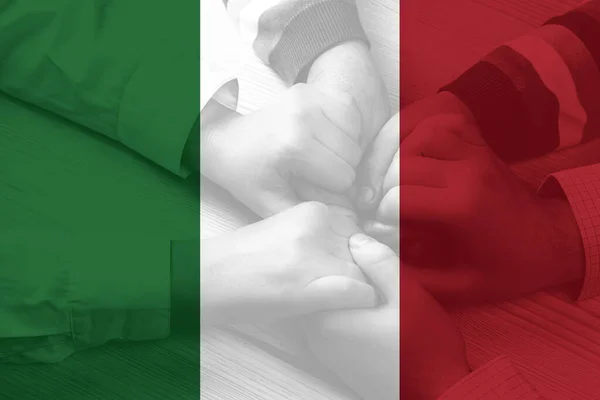 World coronavirus pandemic koncept korsade på Italien flagga bakgrund. Blandningsmetoden tillämpas. — Stockfoto
