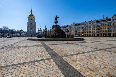 Kiev, Ukrayna - 26 Mart 2020, dünya koronavirüs salgını sırasında terk edilmiş bir şehir, Ukrayna 'nın Kiev kentindeki Sofya Meydanı' ndaki Hetman Bogdan Khmelnytsky ve St. Sophia Katedrali anıtı manzaralı
