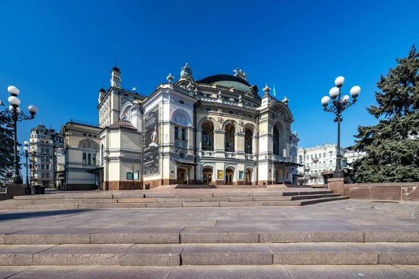 Kijev - március 26, 2020. Nemzeti Opera Ukrajna névadója T.G. Shevchenko, általános kilátás a tiszta napos időben. — Stock Fotó