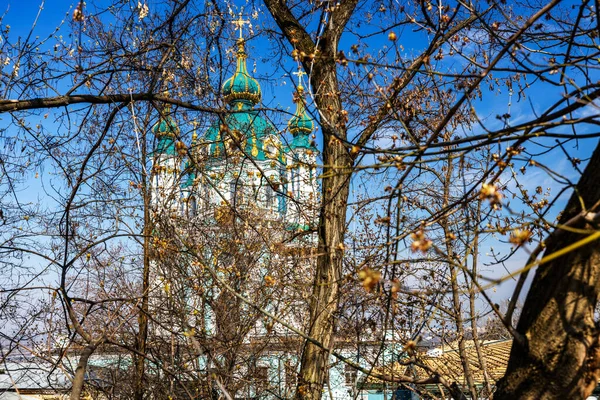 Kiev, Ukraine - March 26, 2020, a beautiful St. Andrews Church in Kiev with a blue cloudy sky. — Stock Photo, Image