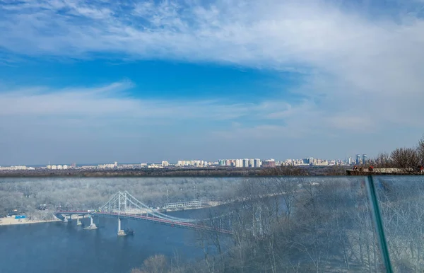 Kiev, Ucraina - 26 marzo 2020: vista della città dal ponte pedonale-ciclabile di Kiev, Ucraina durante l'epidemia di coronavirus nel mondo, il nuovo ponte Klitschko è uno dei più — Foto Stock