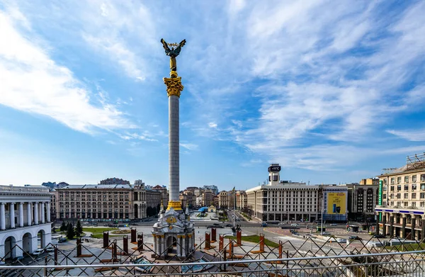 KIEV, UKRAINE - 26 Mart 2020 Kiev 'deki terk edilmiş Bağımsızlık Meydanı' nda Coronavirus salgını sırasında, şehrin ana meydanında, Ukrayna 'daki devrim olayları