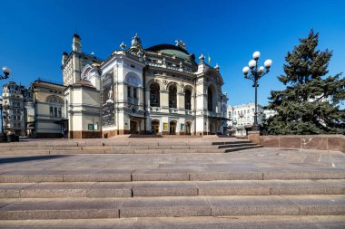 Kiev - 26 Mart 2020. Ukrayna Ulusal Operası T.G. 'nin adını almıştır. Shevchenko, güneşli havalarda genel görünüm.