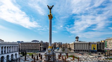 KIEV, UKRAINE - 26 Mart 2020 Kiev 'deki terk edilmiş Bağımsızlık Meydanı' nda Coronavirus salgını sırasında, şehrin ana meydanında, Ukrayna 'daki devrim olayları