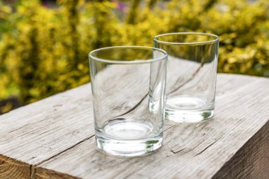 Su için iki boş bardak ya da bahçedeki küçük tahta tahtalarda kokteyl..