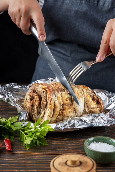 Las manos de una cocinera están cortando carne horneada, primer plano, profundidad superficial del campo, enfoque selectivo. Delicioso concepto de comida casera . — Foto de Stock