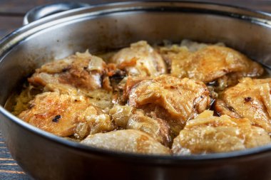 Lezzetli kızarmış tavuk butları bir tavada, yakın plan, sığ alan derinliği, seçici odaklanma. Ev yapımı gıda konsepti.