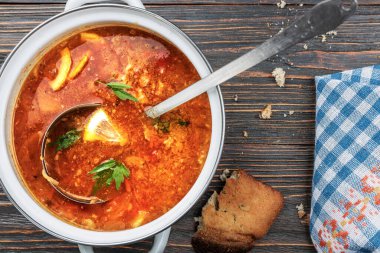 Sebze ve etli kırmızı çorba, lezzetli, iştah açıcı geleneksel Ukrayna borsch 'u, yakın çekim, üst manzara, sığ alan derinliği, seçici odaklanma. Sağlıklı Ev Yemeği Konsepti