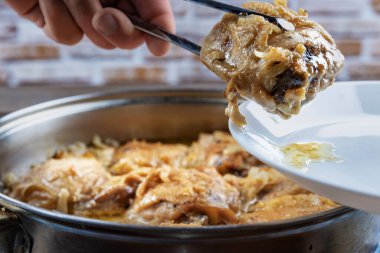 Tavuk butları tavada kızartılır ve tabakta tükürük ile servis edilir, yakın plan, yüzeysel alan derinliği, seçici odaklanma. Ev yapımı gıda konsepti.