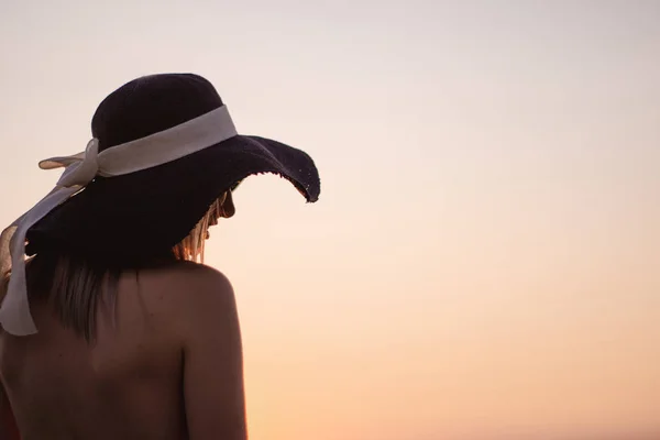 Retrato Una Joven Con Sombrero Gafas Sol Playa Amanecer —  Fotos de Stock