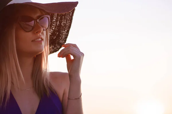 Retrato Una Joven Con Sombrero Gafas Sol Playa Amanecer —  Fotos de Stock