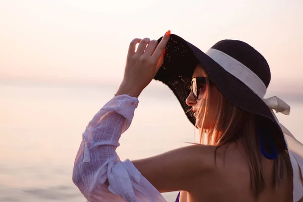 Retrato Una Joven Con Sombrero Gafas Sol Playa Amanecer —  Fotos de Stock