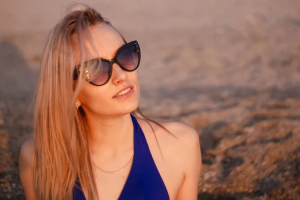 Happy Young Woman Swimsuit Suglasses Walking Beach Model Posing — Stock Photo, Image