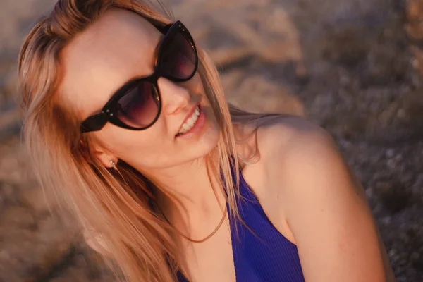 Щаслива Молода Жінка Купальнику Солодощах Йдуть Пляжі Модель Позування — стокове фото