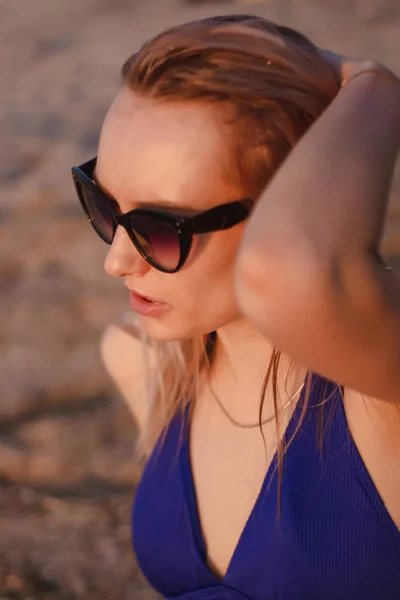 Mujer Joven Feliz Traje Baño Gafas Sol Caminando Playa Posando —  Fotos de Stock