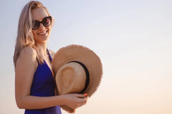 Retrato Una Joven Con Sombrero Gafas Sol Playa Amanecer —  Fotos de Stock