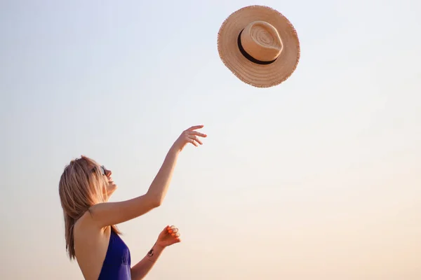 Retrato Una Joven Con Sombrero Gafas Sol Playa Amanecer —  Fotos de Stock