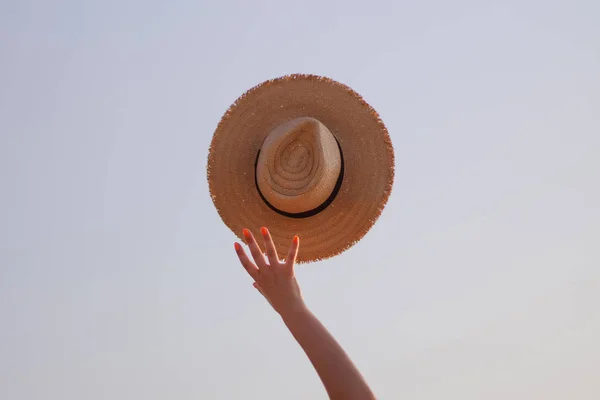 Retrato Una Joven Con Sombrero Gafas Sol Playa Amanecer —  Fotos de Stock