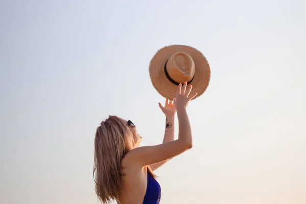 Retrato Una Joven Con Sombrero Gafas Sol Playa Amanecer —  Fotos de Stock