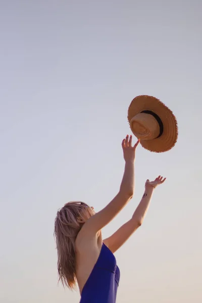 Ritratto Una Giovane Donna Con Cappello Occhiali Sole Sulla Spiaggia — Foto Stock