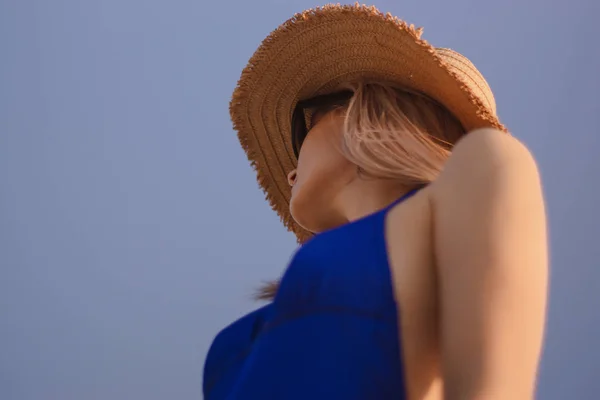 Retrato Una Joven Con Sombrero Gafas Sol Playa Amanecer —  Fotos de Stock